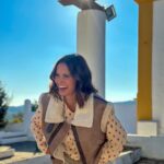 Vera Kolodzig Instagram - A primeira vez que me convidaram para apresentar foram umas pequenas intervenções numa gala da TVI ao lado do @pedrograngeroficial . Eu estava nervosíssima, era a primeira vez que ía estar em cima de um palco sem máscaras, confiando apenas na minha presença e carisma pessoal, no qual eu não acreditava minimamente. Fui ao ensaio no dia anterior para ensaiar cada passinho (ainda por cima ía estar de saltos e com um vestido chique, nos quais eu também não me sentia muito confortável) e para perceber como se lia um teleponto. O @pedrograngeroficial não apareceu no ensaio e no dia do directo improvisou um pouco porque já tinha bastante à vontade com a situação. Fiquei furiosa. Ele obviamente não fez por mal, apenas deu o seu melhor em algo que já fazia tão bem, mas eu, do fundo da minha insegurança, queria responsabilizar alguém pela minha falta de competência. Entretanto já assumi a minha responsabilidade e perdoei o meu “eterno namorado da ficção”. Foram precisos muitos anos (e muita terapia) para eu aprender a estar à vontade a apresentar. Bendita a hora em que o @helderdiasmarques se lembrou que a atriz Vera Kolodzig podia dar uma boa apresentadora. A verdade é que aprendi a ouvir melhor, a estar presente, a demonstrar curiosidade e a rir de mim própria. Aprendi a dizer o que penso sem complexos e a arriscar nas piadas secas. Fui ganhando cada vez mais prazer em brincar com a câmara sem medos. Hoje acabei as gravações de mais uma temporada de @missaoportugues emocionada, grata por ter descoberto mais uma faceta de mim com este programa e com esperança de não deixar esta experiência na apresentação por aqui. . . . #missao100portugues #apresentadora #atriz #shineiberia #rtp