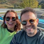 Vera Kolodzig Instagram - A primeira vez que me convidaram para apresentar foram umas pequenas intervenções numa gala da TVI ao lado do @pedrograngeroficial . Eu estava nervosíssima, era a primeira vez que ía estar em cima de um palco sem máscaras, confiando apenas na minha presença e carisma pessoal, no qual eu não acreditava minimamente. Fui ao ensaio no dia anterior para ensaiar cada passinho (ainda por cima ía estar de saltos e com um vestido chique, nos quais eu também não me sentia muito confortável) e para perceber como se lia um teleponto. O @pedrograngeroficial não apareceu no ensaio e no dia do directo improvisou um pouco porque já tinha bastante à vontade com a situação. Fiquei furiosa. Ele obviamente não fez por mal, apenas deu o seu melhor em algo que já fazia tão bem, mas eu, do fundo da minha insegurança, queria responsabilizar alguém pela minha falta de competência. Entretanto já assumi a minha responsabilidade e perdoei o meu “eterno namorado da ficção”. Foram precisos muitos anos (e muita terapia) para eu aprender a estar à vontade a apresentar. Bendita a hora em que o @helderdiasmarques se lembrou que a atriz Vera Kolodzig podia dar uma boa apresentadora. A verdade é que aprendi a ouvir melhor, a estar presente, a demonstrar curiosidade e a rir de mim própria. Aprendi a dizer o que penso sem complexos e a arriscar nas piadas secas. Fui ganhando cada vez mais prazer em brincar com a câmara sem medos. Hoje acabei as gravações de mais uma temporada de @missaoportugues emocionada, grata por ter descoberto mais uma faceta de mim com este programa e com esperança de não deixar esta experiência na apresentação por aqui. . . . #missao100portugues #apresentadora #atriz #shineiberia #rtp