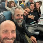 Vera Kolodzig Instagram - Por trás da câmaras do programa @missaoportugues : - Qualquer carrinha, wc público ou cantinho pode ser um camarim (troco de roupa em tempo record com algum contorcionismo à mistura) - Raramente ficamos mais do que uma noite no mesmo hotel - Os desafios raramente são completados até ao fim (não se iludam, quando estou a levar massagens, na verdade são 10minutos no máximo) - O @joaopaulorodrigues.oficial e eu gravamos com a mesma equipa, por isso não estamos em dois lugares diferentes ao mesmo tempo - A voz da “Missão” enquanto gravamos na verdade é de um homem, o @chicorodrigues - O @rytchyzof tem um especial talento por me pôr a caminhar 20metros que parecem kms em imagem - Andamos muito e descansamos pouco (só no mês de o Outubro fizemos 3500kms) - A equipa não é 100% portuguesa 😬 temos um meio brasileiro, um totalmente brasileiro e uma apresentadora com uma costela alemã - Às vezes temos de adaptar os guiões por causa da metereologia - Gostamos de jantares regados a vinho dos produtores locais de conhecemos - Muitas vezes perdemos a noção de onde estamos - Somos uma família e gostamos todos muito uns dos outros ❤️ . . . #missao100portugues #familia #programa #rtp #bastidores #behindthescenes Ponta Delgada, Azores