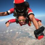 Vera Kolodzig Instagram - No outro dia fui almoçar com um amigo, numa semana em que me sentia mais perdida, e ele perguntou-me: “O que está na tua bucket list?” Uma bucket list é uma lista pessoal de coisas que queremos ver, fazer, experimentar ou conquistar antes de morrer. Respondi-lhe que tenho a sorte de concretizar coisas que nem sabia que estavam na minha lista, só pelas experiências que tenho graças ao meu trabalho (e outras tantas pelas minhas escolhas claro). A verdade é que nunca tinha parado para pensar nisso à séria. Disse-lhe que há muitas coisas que quero fazer, mas não fui muito específica. Já saltei de um avião, já nadei com golfinhos, já fui a uma mina, já fiz voluntariado em África, já escrevi um livro, já pisei os 5 continentes e ainda assim tenho muitas coisas que quero viver. Uma das grandes preocupações deste meu amigo @maximebarbier é a falta de tempo até ao fim das nossas vidas. Por exemplo: fez as contas à quantidade de tempo que investe em visitar os seus pais e de acordo com a esperança média de vida percebeu que teoricamente só vai ver os seus pais mais 45 vezes na vida. 😳 Dá que pensar. Nesse dia cheguei a casa e comecei a fazer a minha bucket list. Desde coisas simples, a outras mais arrojadas. Coisas como “fazer o caminho de Santiago”, “levar o Mateus num safari”, “fazer um curso de yoga”, “ler 4 livros num mês” ou “comprar uma casa de campo”. Neste momento tenho 22 itens nesta lista e uma ideia mais clara do que me preenche, onde quero investir o meu tempo, onde quero investir o meu dinheiro (e quanto preciso), e assim consigo olhar para a minha vida de forma mais clara e tomar decisões de acordo com estes pequenos e grandes sonhos. Estou a trabalhar em fazer uma lista de 50 coisas e começar a concretizá-las o quanto antes. O que está na tua bucket list? . . . #bucketlist #dreams #sonhos #objetivos