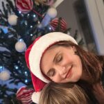 Vera Kolodzig Instagram - O melhor Natal de sempre ❤️. Ontem veio-me à cabeça uma frase em forma de insight: temos o poder de escolher criar as nossas próprias memórias felizes. A minha família nunca foi muito natalícia. Não tenho propriamente memórias felizes desta altura do ano, e menos felizes se tornaram com perdas numa data tão próxima (o meu pai e avó partiram no dia 21 de Dezembro com 13 anos de diferença). Na minha primeira véspera de Natal sem Mateus, após a minha separação, tinha ele 2 anos, cheguei a casa dos meus familiares ao fim da tarde e ainda não havia uma mesa posta. Também só havia pratos de carne, que eu já não comia há algum tempo, porque cancelaram o prato vegetariano já que “ninguém” ía comer. Olhei em volta e vi uma família como tantas outras, de televisão ligada e desconectados uns dos outros. A minha vontade e expectativa idílica de família unida caiu por terra, com a agravante de ser o meu primeiro Natal sem filho. A partir daí decidi que queria criar boas memórias para mim e para o Mateus e passei a fazer os Natais na minha casa. Encomendo e preparo a melhor comida, ponho a melhor mesa, crio a melhor fantasia à volta do pai Natal. Ontem foi incrivelmente especial. O Mateus esteve a tarde toda a ensaiar um espectáculo de magia que apresentou quando todos chegaram 😍 O número final consistia em sombras ao som da música preferida do meu pai ❤️ Servi o jantar e antes de começarmos a comer pedi um brinde aos 15 anos sem papá, 2 anos sem avó, e primeiro ano com o meu irmão depois de tantos anos na Alemanha (o primeiro que passou com o sobrinho). Não me alonguei porque o Mateus pediu para eu parar quando ouviu a minha voz trémula de emoção. Coloquei na mesa um baralho de perguntas profundas e falámos sobre assuntos que nunca tínhamos tocado: aventuras, sonhos, zonas de conforto e desconforto. Consegui. Criei uma memória feliz. Rimos muito, quase chorámos, agradecemos, brincámos. Agora é hora de levar o Mateus ao seu próximo Natal e o meu… Hoje, o meu será como há muitos anos - na casa da família que escolhi: amigos muito próximos. ❤️ Viva ao Natal e ao poder de criar memórias felizes!! Feliz Natal a todos! #natal #natal2023 #memoriasfelizes