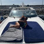 Vera Kolodzig Instagram - Sei que parece que ando sempre a passear. Parte do meu trabalho neste momento envolve várias viagens - seja para gravar programas, organizar retiros ou participar em eventos de bem-estar. Outra parte do meu trabalho não envolve necessariamente as viagens mas permite-me escolher a partir de onde o quero fazer - como foi Marrocos. Este fim-de-semana fui convidada pelo @wanderlust_portugal para estar presente no evento na Madeira. Este mês vou passar muito tempo fora a gravar o @missaoportugues , por isso a minha prioridade era poder trazer o Mateus, para poder aproveitar o tempo com ele sempre que possível. É importante para mim ter o meu filho por perto sempre que posso, e que ele perceba o que a mãe faz quando está ausente. Por isso é que mesmo em gravações o levo um ou outro dia. Ele já sabe o que significa “ir gravar e ir para o estúdio”, “ter uma reunião ou uma aula online”. Nem todos podem levar os filhos para o trabalho, mas talvez haja aquele dia especial em que vos vão buscar ao escritório, ou combinam para conhecer os colegas. O trabalho é grande parte da nossa vida e pode definir parte daquilo que somos. Quero que o meu filho me conheça bem, em vários contextos, que saiba o que ando a fazer, que compreenda e empatize com as minhas ausências quando não posso estar. Ou mesmo quando escolho não estar porque preciso de tempo para mim, como aconteceu este verão quando fui ao @boomfestivalofficial . Expliquei-lhe que o festival é uma espécie de parque de diversões para adultos. Quando lhe liguei a dizer que estava na “Disney dos crescidos” ele sabia logo do que se tratava. Tenho muita sorte na vida, e faço questão de relembra-lo da sorte dele também - como fiz ontem nos nossos mergulhos na praia de Porto Santo. Tenho muita sorte e como foi dito há dias “a sorte tem-me dado muito trabalho” e ter um trabalho com esta sorte envolveu algumas escolhas, como arriscar sair de uma zona de conforto mais estável. Não sei se é sorte ou se é sorte no olhar.Alguns contextos de trabalho acho importante partilhar com os nossos filhos para que o “trabalho” não seja aquela coisa abstrata que lhes rouba o tempo de qualidade com os pais. #wanderlustmadeira #visitmadeira #apm Marina & Porto do Porto Santo
