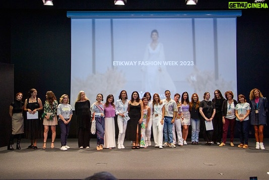 Vera Kolodzig Instagram - Na semana passada tive a honra de apresentar o prémio INOVAÇÃO & IMPACTO AMBIENTAL realizado na 3ª Conferência do Lixo Marinho e Microplásticos, no Pavilhão do Conhecimento em Lisboa. A @etikwayofficial , criada por Lucie Gomes, é uma comunidade de designers e marcas de moda sustentáveis, que oferece um espaço físico e digital para o seu lançamento garantindo que todos os seus produtos são certificados por uma organização internacional que comprove que o modo de produção é mais sustentável. Foram mais de 70 candidaturas internacionais, com 17 finalistas que apresentaram projetos sustentáveis e inovadores durante o desfile. 3 designers foram premiados em Lisboa: 1º Lugar – Maria Baia 2º Lugar – Beatriz Loureiro 3º Lugar – Helen Heiman Muitos parabéns a todos os candidatos que participaram neste evento para a mudança de consciência. Cabe-nos a todos aprender a consumir menos e melhor, especialmente na indústria da moda. Be part of the change 👗🌱💚🤗 Pavilhão Do Conhecimento
