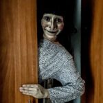 Vermelha Noir Instagram – 😀 I’m happy to see you with the lights on… Much better than watching you from the closet all night long 😀
Look inspired by the recent trend of #uncannyvalley
En la estética, el valle inquietante —del inglés uncanny valley— es una hipótesis en el campo de la robótica y animación por computadora en 3D que afirma que cuando las réplicas antropomórficas se acercan en exceso a la apariencia y comportamiento de un ser humano real, causan una respuesta de rechazo entre los observadores humanos. El «valle» en cuestión es una inclinación en un gráfico propuesto, que mide la positividad de la reacción de las personas según el parecido humano del robot.
📸/Edit @alelujan.ren
#makeup & #styling /me
#analoguehorror #intruder
#dragqueen #dragqueenedit #dragmexicana #dragqueenmexico #dragmexicano #dragqueenart #localdrag #localqueen #mexicandragqueen #mexicandrag #dragqueenlife #gaypride #queer #editorial #lgbt #uncanny #valley #horror Home Sweet Home