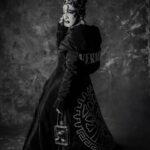 Vermelha Noir Instagram – 😱 VERMELHACE 😱 
Ball de novelas mexicanas 
Para esta pasarela me he inspirado en la historias de dos personas muy importantes en mi vida:

Después de unos años, ella es encontrada por una mujer que resulta ser su verdadera madre quien la dió a una de sus criadas en un momento de incertidumbre, 
Decide ayudarla poco a poco a darse cuenta de quién era ella realmente y la guío en su camino para poder llegar a convertirse en la mujer que quería y ¿qué creen?… Lo logra, aunque ahora se encuentra rodeada de lujos y excentricidad, ella usa siempre alta moda y todos los accesorios (hombres) que ella desee, sin embargo en el mundo donde ella se encuentra, muy pocos saben de su pasado y buscarán tratar de hacerla sentir menos o aprovecharse de ello para tirarla…

Descubre el final de esta historia en el siguiente post
 
.
Fotografía y dirección C 
@edith.rodriguez_photography 
Asistencia @gi__sixx @alelujan.ren 
Edición @maneoseafufus
Nail art: @jewelry___nails
Dress: @gonzaaloyola
Peinado @delga_dez y @wigsbydavis
Joyería @ghelguera
Makeup & styling: Vermelha Noir
Diseño de VERMELHACE @eddiebuja_ilustrador 
.
💄 PRODUCTOS 💄
⚪Base : Corrector blanco de veronica
🖤 Contour: @bodypaintbykj
👁️ Ojos y contour : @jeffreestarcosmetics @morphe2 @jamescharles
.
#fashion #drag #gay#art #makeup #lgbt #photograph #instagay #dragqueen #rpdr #rupauldragsrace #instadrag #dragrace#lgbtq #queen # #dragmakeup #instagay ##dragqueyensoyfinstagram #gayboy #dragqueenmakeup #fashion #fashiondesigner  #makeupartist #style #art #localqueen #dragartistsofcolor El Campanario, Queretaro