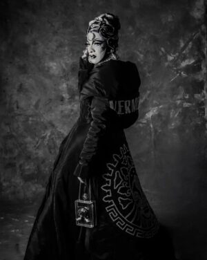 Vermelha Noir Instagram - 😱 VERMELHACE 😱 
Ball de novelas mexicanas 
Para esta pasarela me he inspirado en la historias de dos personas muy importantes en mi vida:

Después de unos años, ella es encontrada por una mujer que resulta ser su verdadera madre quien la dió a una de sus criadas en un momento de incertidumbre, 
Decide ayudarla poco a poco a darse cuenta de quién era ella realmente y la guío en su camino para poder llegar a convertirse en la mujer que quería y ¿qué creen?... Lo logra, aunque ahora se encuentra rodeada de lujos y excentricidad, ella usa siempre alta moda y todos los accesorios (hombres) que ella desee, sin embargo en el mundo donde ella se encuentra, muy pocos saben de su pasado y buscarán tratar de hacerla sentir menos o aprovecharse de ello para tirarla...

Descubre el final de esta historia en el siguiente post
 
.
Fotografía y dirección C 
@edith.rodriguez_photography 
Asistencia @gi__sixx @alelujan.ren 
Edición @maneoseafufus
Nail art: @jewelry___nails
Dress: @gonzaaloyola
Peinado @delga_dez y @wigsbydavis
Joyería @ghelguera
Makeup & styling: Vermelha Noir
Diseño de VERMELHACE @eddiebuja_ilustrador 
.
💄 PRODUCTOS 💄
⚪Base : Corrector blanco de veronica
🖤 Contour: @bodypaintbykj
👁️ Ojos y contour : @jeffreestarcosmetics @morphe2 @jamescharles
.
#fashion #drag #gay#art #makeup #lgbt #photograph #instagay #dragqueen #rpdr #rupauldragsrace #instadrag #dragrace#lgbtq #queen # #dragmakeup #instagay ##dragqueyensoyfinstagram #gayboy #dragqueenmakeup #fashion #fashiondesigner  #makeupartist #style #art #localqueen #dragartistsofcolor