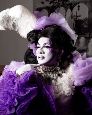 Vermelha Noir Instagram - 💜 La Belle Otero 💜

Es una película dramática histórica franco-italiana de 1954 dirigida por Richard Pottier y protagonizada por María Félix , Jacques Berthier y Louis Seigner . Se basa en la historia de la bailarina y cortesana española del siglo XIX Caroline Otéro . El rodaje tuvo lugar en los Estudios Joinville y los Estudios Saint-Maurice de París . Fue filmado en  Eastmancolor . Los decorados de la película fueron diseñados por el director de arte. Roberto Gys.

Look realizado inspirado en uno de los vestuarios utilizados en esta película con respeto y admiración a la Doña y como una carta lavandosa de amor a quienes me apoyan en todo momento de mi vida y decirles que el viaje no termina aquí, pq no olvidemos que existen los All Stars y los VS the World KHEEEEEE 

Su queretana de mundo para el mundo les quiere e invita a apoyar a mis hermanas que siguen en la competencia en vez de seguir fomentando el odio y apreciar cada momento que tenemos en esta vida.
.
Fotografía y dirección C
@antonioguzgo
Asistente: @boygeorgesalazar
Vestuario: @emmanuelvictoriaatelier
Abrigo @hm
@iris.apfel 
Peinado: @astrid.the.kween
Nail art: @jewelry___nails
Joyería: @ghelguera
Makeup & styling: Vermelha Noir
.
💄 PRODUCTOS 💄
⚪Base : Corrector blanco de Verónica
👁️ Ojos y contour : @jeffreestarcosmetics
⚫Delineador y cejas
@guerlain
🖤 Labios @jeffreestarcosmetics
⬛ Enmarcado Lavanda Veronica 
.
#fashion #drag #gay#art #makeup #lgbt
#photograph #instagay #dragqueen #rpdr #rupauldragsrace #instadrag #dragrace#lgbtq #queen # #dragmakeup #instagay ##dragqueyensoyfinstagram #gayboy #dragqueenmakeup #fashion #fashiondesigner #makeupartist #style #art #localqueen #dragartist #mariafelix #labelleotero