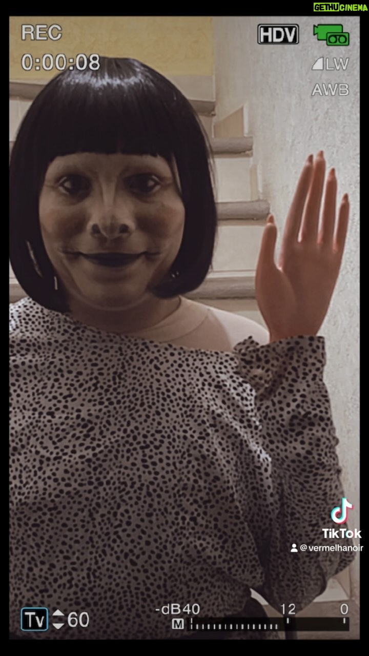 Vermelha Noir Instagram - 😀 I am a R341 P3r20n… I 4m… Real 😀 Look inspired by the recent trend of #uncannyvalley En la estética, el valle inquietante —del inglés uncanny valley— es una hipótesis en el campo de la robótica y animación por computadora en 3D que afirma que cuando las réplicas antropomórficas se acercan en exceso a la apariencia y comportamiento de un ser humano real, causan una respuesta de rechazo entre los observadores humanos. El «valle» en cuestión es una inclinación en un gráfico propuesto, que mide la positividad de la reacción de las personas según el parecido humano del robot. 📸/Edit @alelujan.ren #makeup & #styling /me #analoguehorror #intruder #dragqueen #dragqueenedit #dragmexicana #dragqueenmexico #dragmexicano #dragqueenart #localdrag #localqueen #mexicandragqueen #mexicandrag #dragqueenlife #gaypride #queer #editorial #lgbt #uncanny #valley #horror Real Life