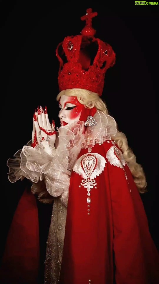 Vermelha Noir Instagram - ❤️ LA RELIGIÓN NO JUSTIFICA TU ODIO ❤️ La Virgen de San Juan de los Lagos o Cihualpilli es una pequeña imagen de la Virgen María en su advocación de la Inmaculada Concepción, venerada en el santuario ubicado en la cabecera del municipio de San Juan de los Lagos, en el estado de Jalisco. Se trata de una tradición de más de 390 años de antigüedad. La imagen es visitada por millones de peregrinos al año, llegados de todos los rincones de México, parte de los Estados Unidos, América Latina y lugares de Europa. Es la segunda más visitada en México después de la Virgen de Guadalupe en el Cerro del Tepeyac. En esta ocasión tuve el honor de fotografiar a @vermelhanoir con este concepto para su promo look de @dragracemexico a modo de homenaje a la figura religiosa de esta virgen de la cual ella y su familia son muy devotos y a modo de protesta en cuestión de que México además de ser junto a Brasil, uno de los países con más católicos y por ende con muchos crímenes de discriminación asociados a la religión, a modo de estandarte por lo cual podemos apreciar que en su corona reemplaza la leyenda original de "Madre nuestra ruega por nosotros" a un mensaje fuerte que es "La religión no justifica tu odio". Además como reto para mi, me encargué de realizar la corona que pueden ver en el video y estoy muy feliz de poder ser parte de este proyecto y compartir mi arte en algo que tanto amo como lo es la foto y la creación de accesorios. Gracias al apoyo de todo el equipo que se menciona abajo y un mkp inspirado en el trabajo de @purusiban Muchísimas gracias a @vyoleta.zaza nos compartió este rosario. . Fotografía y dirección: @dannra Asistente: @soyosking Vestuario: @emmanuelvictoriaatelier Peinado: @uzotsuki / @midori_meeks Nail art: @jewelry___nails Joyería: @ghelguera Makeup & styling: Vermelha Noir . 💄 PRODUCTOS 💄 ⚪Base : Corrector blanco de Verónica 👁️ Ojos y contour : @jeffreestarcosmetics ⚫Delineador y cejas @guerlain 🖤 Labios @maccosmetics_mex ⬛ Enmarcado @bodypaintbykj . #fashion #drag #gay#art #makeup #lgbt #photograph #instagay #dragqueen #rpdr #rupauldragsrace #instadrag #dragracemexico #dragrace#lgbtq #queen # #dragmakeup #instagay ##dragqueyensoy Mexico City, Mexico