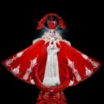 Vermelha Noir Instagram - ❤️ LA RELIGIÓN NO JUSTIFICA TU ODIO ❤️ La Virgen de San Juan de los Lagos o Cihualpilli es una pequeña imagen de la Virgen María en su advocación de la Inmaculada Concepción, venerada en el santuario ubicado en la cabecera del municipio de San Juan de los Lagos, en el estado de Jalisco. Se trata de una tradición de más de 390 años de antigüedad. La imagen es visitada por millones de peregrinos al año, llegados de todos los rincones de México, parte de los Estados Unidos, América Latina y lugares de Europa. Es la segunda más visitada en México después de la Virgen de Guadalupe en el Cerro del Tepeyac. Decidí realizar este concepto para mi promo look a modo de homenaje a la figura religiosa de esta virgen de la cual mi familia somos muy devotos y a modo de protesta en cuestión de que México además de ser junto a Brasil, uno de los países con más católicos y por ende con muchos crímenes de discriminación asociados a la religión, a modo de estandarte por lo cual podemos apreciar que en su corona reemplaza la leyenda original de "Madre nuestra ruega por nosotros" a un mensaje fuerte que es "La religión no justifica tu odio". Muchísimas gracias a @vyoleta.zaza que me dió este rosario uwu . Fotografía y dirección C @dannra Asistente: @soyosking Vestuario: @emmanuelvictoriaatelier Peinado: @uzotsuki / @midori_meeks Nail art: @jewelry___nails Joyería: @ghelguera Makeup & styling: Vermelha Noir . 💄 PRODUCTOS 💄 ⚪Base : Corrector blanco de Verónica 👁️ Ojos y contour : @jeffreestarcosmetics ⚫Delineador y cejas @guerlain 🖤 Labios @maccosmetics_mex ⬛ Enmarcado @bodypaintbykj . #fashion #drag #gay#art #makeup #lgbt #photograph #instagay #dragqueen #rpdr #rupauldragsrace #instadrag #dragrace#lgbtq #queen # #dragmakeup #instagay ##dragqueyensoyfinstagram #gayboy #dragqueenmakeup #fashion #fashiondesigner #makeupartist #style #art #localqueen #dragartist #religion #virgin #unholy San Juan De Los Lagos Jalisco