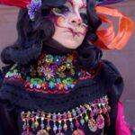 Vermelha Noir Instagram - ♥️Lele, que en otomí significa “bebé”, es originaria del municipio de Amealco, Querétaro, y fue nombrada Patrimonio Cultural del estado de Querétaro el 18 de abril de 2018. La muñeca se identifica por sus largas trenzas, corona de lazos de colores y su indumentaria tradicional, característica de sus creadoras que preservan su origen otomí, las cuales se expresan por medio de sus artesanías, gastronomía y festividades.❤️ Esta muñeca artesanal representa el esfuerzo de miles de mujeres artesanas mexicanas, ya que además de Querétaro, hoy en día también se elabora en entidades v como el Estado de México, Hidalgo y Veracruz Está era mi visión original de mi look de Lele Espero les guste Mkp inspired by @isshehungry . Fotografía y dirección C @miguel_rea_g Asistente: @purusiban Vestuario: @emmanuelvictoriaatelier Tocado: @unicoxal Peinado: @uzotsuki / @midori_meeks Nail art: @jewelry___nails Joyería: @ghelguera Makeup & styling: Vermelha Noir . 💄 PRODUCTOS 💄 ⚪Base : Corrector carnita de Verónica 👁️ Ojos y contour : @jeffreestarcosmetics ⚫Delineador y cejas @guerlain 🖤 Labios @maccosmetics_mex ⬛ Enmarcado @bodypaintbykj . #fashion #drag #gay#art #makeup #lgbt #photograph #instagay #dragqueen #rpdr #rupauldragsrace #instadrag #dragrace#lgbtq #queen # #dragmakeup #instagay ##dragqueyensoyfinstagram #gayboy #dragqueenmakeup #fashion #fashiondesigner #makeupartist #style #art #localqueen #dragartist #queretaro