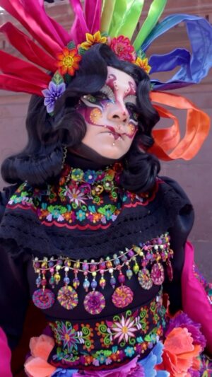 Vermelha Noir Instagram - ♥️Lele, que en otomí significa “bebé”, es originaria del municipio de Amealco, Querétaro, y fue nombrada Patrimonio Cultural del estado de Querétaro el 18 de abril de 2018. La muñeca se identifica por sus largas trenzas, corona de lazos de colores y su indumentaria tradicional, característica de sus creadoras que preservan su origen otomí, las cuales se expresan por medio de sus artesanías, gastronomía y festividades.❤️

Esta muñeca artesanal representa el esfuerzo de miles de mujeres artesanas mexicanas, ya que además de Querétaro, hoy en día también se elabora en entidades v como el Estado de México, Hidalgo y Veracruz

Está era mi visión original de mi look de Lele
Espero les guste 
Mkp inspired by @isshehungry 
.
Fotografía y dirección C
@miguel_rea_g 
Asistente: @purusiban 
Vestuario: @emmanuelvictoriaatelier 
Tocado: @unicoxal 
Peinado: @uzotsuki / @midori_meeks
Nail art: @jewelry___nails
Joyería: @ghelguera
Makeup & styling: Vermelha Noir 

.
💄 PRODUCTOS 💄
⚪Base : Corrector carnita de Verónica
👁️ Ojos y contour : @jeffreestarcosmetics 
⚫Delineador y cejas
@guerlain
🖤 Labios @maccosmetics_mex
⬛ Enmarcado @bodypaintbykj
.
#fashion #drag #gay#art #makeup #lgbt #photograph #instagay #dragqueen #rpdr #rupauldragsrace #instadrag #dragrace#lgbtq #queen # #dragmakeup #instagay ##dragqueyensoyfinstagram #gayboy #dragqueenmakeup #fashion #fashiondesigner #makeupartist #style #art #localqueen #dragartist #queretaro