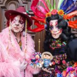Vermelha Noir Instagram - ♥️Lele, que en otomí significa “bebé”, es originaria del municipio de Amealco, Querétaro, y fue nombrada Patrimonio Cultural del estado de Querétaro el 18 de abril de 2018. La muñeca se identifica por sus largas trenzas, corona de lazos de colores y su indumentaria tradicional, característica de sus creadoras que preservan su origen otomí, las cuales se expresan por medio de sus artesanías, gastronomía y festividades.❤️ Esta muñeca artesanal representa el esfuerzo de miles de mujeres artesanas mexicanas, ya que además de Querétaro, hoy en día también se elabora en entidades federativas como el Estado de México, Hidalgo y Veracruz En la comunidad de Amealco estás muñecas eran enterradas con los niños que morian para que los cuidaran al camino del más allá de malos espíritus de acuerdo a mi hermanito @purusiban quien representa en estas fotos a un Pancho y con quién estoy sumamente agradecida por estar siempre a mi lado. Está era mi visión original de mi look de Lele Espero les guste Mkp inspired by @isshehungry . Fotografía y dirección C @miguel_rea_g Asistente: @purusiban Vestuario: @emmanuelvictoriaatelier Tocado: @unicoxal Peinado: @uzotsuki / @midori_meeks Nail art: @jewelry___nails Joyería: @ghelguera Makeup & styling: Vermelha Noir . 💄 PRODUCTOS 💄 ⚪Base : Corrector carnita de Verónica 👁️ Ojos y contour : @jeffreestarcosmetics ⚫Delineador y cejas @guerlain 🖤 Labios @maccosmetics_mex ⬛ Enmarcado @bodypaintbykj . #fashion #drag #gay#art #makeup #lgbt #photograph #instagay #dragqueen #rpdr #rupauldragsrace #instadrag #dragrace#lgbtq #queen # #dragmakeup #instagay ##dragqueyensoyfinstagram #gayboy #dragqueenmakeup #fashion #fashiondesigner #makeupartist #style #art #localqueen #dragartist #queretaro Queretaro
