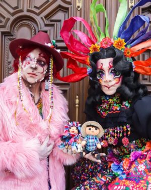 Vermelha Noir Instagram - ♥️Lele, que en otomí significa “bebé”, es originaria del municipio de Amealco, Querétaro, y fue nombrada Patrimonio Cultural del estado de Querétaro el 18 de abril de 2018. La muñeca se identifica por sus largas trenzas, corona de lazos de colores y su indumentaria tradicional, característica de sus creadoras que preservan su origen otomí, las cuales se expresan por medio de sus artesanías, gastronomía y festividades.❤️

Esta muñeca artesanal representa el esfuerzo de miles de mujeres artesanas mexicanas, ya que además de Querétaro, hoy en día también se elabora en entidades federativas como el Estado de México, Hidalgo y Veracruz

En la comunidad de Amealco estás muñecas eran enterradas con los niños que morian para que los cuidaran al camino del más allá de malos espíritus de acuerdo a mi hermanito @purusiban quien representa en estas fotos a un Pancho y con quién estoy sumamente agradecida por estar siempre a mi lado.

Está era mi visión original de mi look de Lele
Espero les guste 
Mkp inspired by @isshehungry
.
Fotografía y dirección C
@miguel_rea_g
Asistente: @purusiban
Vestuario: @emmanuelvictoriaatelier
Tocado: @unicoxal
Peinado: @uzotsuki / @midori_meeks
Nail art: @jewelry___nails
Joyería: @ghelguera
Makeup & styling: Vermelha Noir 

.
💄 PRODUCTOS 💄
⚪Base : Corrector carnita de Verónica
👁️ Ojos y contour : @jeffreestarcosmetics
⚫Delineador y cejas
@guerlain
🖤 Labios @maccosmetics_mex
⬛ Enmarcado @bodypaintbykj
.
#fashion #drag #gay#art #makeup #lgbt #photograph #instagay #dragqueen #rpdr #rupauldragsrace #instadrag #dragrace#lgbtq #queen # #dragmakeup #instagay ##dragqueyensoyfinstagram #gayboy #dragqueenmakeup #fashion #fashiondesigner #makeupartist #style #art #localqueen #dragartist #queretaro