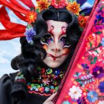 Vermelha Noir Instagram - ♥️Lele, que en otomí significa “bebé”, es originaria del municipio de Amealco, Querétaro, y fue nombrada Patrimonio Cultural del estado de Querétaro el 18 de abril de 2018. La muñeca se identifica por sus largas trenzas, corona de lazos de colores y su indumentaria tradicional, característica de sus creadoras que preservan su origen otomí, las cuales se expresan por medio de sus artesanías, gastronomía y festividades.❤️ Esta muñeca artesanal representa el esfuerzo de miles de mujeres artesanas mexicanas, ya que además de Querétaro, hoy en día también se elabora en entidades federativas como el Estado de México, Hidalgo y Veracruz Está era mi visión original de mi look de Lele Espero les guste Mkp inspired by @isshehungry . Fotografía y dirección C @miguel_rea_g Asistente: @purusiban Vestuario: @emmanuelvictoriaatelier Tocado: @unicoxal Peinado: @uzotsuki / @midori_meeks Nail art: @jewelry___nails Joyería: @ghelguera Makeup & styling: Vermelha Noir . 💄 PRODUCTOS 💄 ⚪Base : Corrector carnita de Verónica 👁️ Ojos y contour : @jeffreestarcosmetics ⚫Delineador y cejas @guerlain 🖤 Labios @maccosmetics_mex ⬛ Enmarcado @bodypaintbykj . #fashion #drag #gay#art #makeup #lgbt #photograph #instagay #dragqueen #rpdr #rupauldragsrace #instadrag #dragrace#lgbtq #queen # #dragmakeup #instagay ##dragqueyensoyfinstagram #gayboy #dragqueenmakeup #fashion #fashiondesigner #makeupartist #style #art #localqueen #dragartist #queretaro Queretaro, Qrto