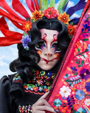 Vermelha Noir Instagram - ♥️Lele, que en otomí significa “bebé”, es originaria del municipio de Amealco, Querétaro, y fue nombrada Patrimonio Cultural del estado de Querétaro el 18 de abril de 2018. La muñeca se identifica por sus largas trenzas, corona de lazos de colores y su indumentaria tradicional, característica de sus creadoras que preservan su origen otomí, las cuales se expresan por medio de sus artesanías, gastronomía y festividades.❤️

Esta muñeca artesanal representa el esfuerzo de miles de mujeres artesanas mexicanas, ya que además de Querétaro, hoy en día también se elabora en entidades federativas como el Estado de México, Hidalgo y Veracruz

Está era mi visión original de mi look de Lele
Espero les guste 
Mkp inspired by @isshehungry
.
Fotografía y dirección C
@miguel_rea_g
Asistente: @purusiban
Vestuario: @emmanuelvictoriaatelier
Tocado: @unicoxal
Peinado: @uzotsuki / @midori_meeks
Nail art: @jewelry___nails
Joyería: @ghelguera
Makeup & styling: Vermelha Noir 

.
💄 PRODUCTOS 💄
⚪Base : Corrector carnita de Verónica
👁️ Ojos y contour : @jeffreestarcosmetics
⚫Delineador y cejas
@guerlain
🖤 Labios @maccosmetics_mex
⬛ Enmarcado @bodypaintbykj
.
#fashion #drag #gay#art #makeup #lgbt #photograph #instagay #dragqueen #rpdr #rupauldragsrace #instadrag #dragrace#lgbtq #queen # #dragmakeup #instagay ##dragqueyensoyfinstagram #gayboy #dragqueenmakeup #fashion #fashiondesigner #makeupartist #style #art #localqueen #dragartist #queretaro