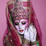 Vermelha Noir Instagram - 🕌Chegueeeeiiii Una queretana de mundo para el mundo... VERRRRRRRRRRRRMELHA NOIIIIIIR (grita en Vermelhiano)🕌 Llegamos al werkroom bbs Y que mejor manera que con un look que no puede faltar en mi drag, hecho por una de mis tías y un tocado de alto impacto de @gonzaaloyola y obvi con accesorios de la mano de @jewelry___nails This is the beginning of the rest of your life 💕 . Fotografía y dirección C @cuervo.81 Apoyo: @pixie.pixie_ Vestuario: Inés Ávalos Tocado: @gonzaaloyola Nail art: @jewelry___nails Joyería: @india_gift_cdmx Makeup & styling: Vermelha Noir . 💄 PRODUCTOS 💄 ⚪Base : Corrector blanco de Verónica 👁️ Ojos y contour : @jeffreestarcosmetics ⚫Delineador: Italia 🖤 Labios @sephoramx ⬛ Enmarcado @bodypaintbykj . #fashion #drag #gay#art #makeup #lgbt #photograph #instagay #dragqueen #rpdr #rupauldragsrace #instadrag #dragrace#lgbtq #queen # #dragmakeup #instagay ##dragqueyensoyfinstagram #gayboy #dragqueenmakeup #fashion #fashiondesigner #makeupartist #style #art #localqueen #dragartist Queretaro