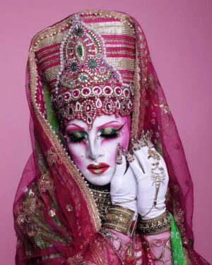 Vermelha Noir Instagram - 🕌Chegueeeeiiii
Una queretana de mundo para el mundo... VERRRRRRRRRRRRMELHA NOIIIIIIR (grita en Vermelhiano)🕌

Llegamos al werkroom bbs
Y que mejor manera que con un look que no puede faltar en mi drag, hecho por una de mis tías y un tocado de alto impacto de @gonzaaloyola y obvi con accesorios de la mano de @jewelry___nails 

This is the beginning of the rest of your life 💕 
.
Fotografía y dirección C
@cuervo.81
Apoyo: @pixie.pixie_
Vestuario: Inés Ávalos 
Tocado: @gonzaaloyola
Nail art: @jewelry___nails
Joyería: @india_gift_cdmx
Makeup & styling: Vermelha Noir 

.
💄 PRODUCTOS 💄
⚪Base : Corrector blanco de Verónica
👁️ Ojos y contour : @jeffreestarcosmetics
⚫Delineador: Italia
🖤 Labios @sephoramx
⬛ Enmarcado @bodypaintbykj
.
#fashion #drag #gay#art #makeup #lgbt #photograph #instagay #dragqueen #rpdr #rupauldragsrace #instadrag #dragrace#lgbtq #queen # #dragmakeup #instagay ##dragqueyensoyfinstagram #gayboy #dragqueenmakeup #fashion #fashiondesigner #makeupartist #style #art #localqueen #dragartist