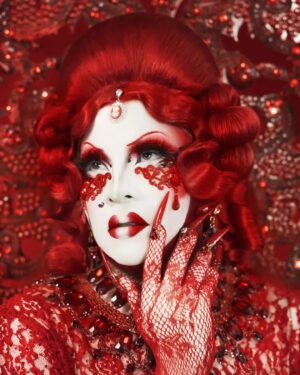 Vermelha Noir Instagram - 💃🏻 "Don't cry for me... Argentina" 💃🏻
.
Fotografía y dirección C
@salemmcbunny
Asistente @maneoseafufus
Vestuario: @maria_la_beltran / Casa Beltrán 
Peinado: @uzotsuki / @midori_meeks
Nail art: @jewelry___nails
Joyería: @ghelguera
Guantes @emmanuelvictoriaatelier
Makeup & styling: Vermelha Noir
Peineta: vermelha
.
💄 PRODUCTOS 💄
⚪Base : Corrector Blanco de Verónica
👁️ Ojos y contour : @jeffreestarcosmetics
⚫Delineador y cejas
@guerlain
🖤 Labios @maccosmetics_mex
⬛ Enmarcado @bodypaintbykj
.
#fashion #drag #gay#art #makeup #lgbt #photograph #instagay #dragqueen #rpdr #rupauldragsrace #instadrag #dragrace#lgbtq #queen # #dragmakeup #instagay ##dragqueyensoyfinstagram #gayboy #dragqueenmakeup #fashion #fashiondesigner #makeupartist #style #art #localqueen #dragartist #españa #peineta