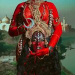 Vermelha Noir Instagram - 🩸 Chinnamasta 🩸 Es una diosa hindú que se representa desnuda auto-decapitada, normalmente en pie o sentada en una pareja divina copulando, sostiene su cabeza decapitada en una mano y una cimitarra en la otra. Tres chorros de sangre surgen de su cuello y son bebidos por la cabeza decapitada y dos asistentes. . Fotografía y dirección C @dankografia @jesus_teayude Dress & heels: palacio de las medias y el árabe Joyería @indiatownstore Nails @jewelry___nails Wig @lunalansman_pestanas_pelucas Makeup, headpiece & styling: Vermelha Noir . 💄 PRODUCTOS 💄 ⚪Base : Labial Rojo MAC Cruella 👁️ Ojos y contour : @jeffreestarcosmetics ⚫Delineador y cejas @guerlain 🖤 Labios @naturalgirl ⬛ Enmarcado @bodypaintbykj . #fashion #drag #gay#art #makeup #lgbt #photograph #instagay #dragqueen #instadrag #dragrace#lgbtq #queen #dragmakeup #instagay #dragqueyensoyfinstagram #gayboy #dragqueenmakeup #fashion #fashiondesigner #makeupartist #style #art #localqueen #dragartist #red #secondhandclothing India : इंडिया