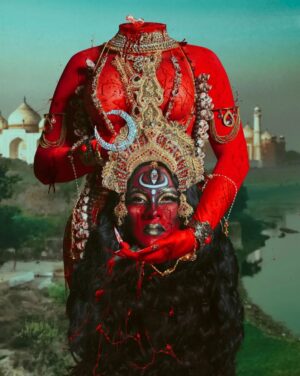 Vermelha Noir Instagram - 🩸 Chinnamasta 🩸

Es una diosa hindú que se representa desnuda auto-decapitada, normalmente en pie o sentada en una pareja divina copulando, sostiene su cabeza decapitada en una mano y una cimitarra en la otra. Tres chorros de sangre surgen de su cuello y son bebidos por la cabeza decapitada y dos asistentes.
.
Fotografía y dirección C
@dankografia @jesus_teayude
Dress & heels: palacio de las medias y el árabe
Joyería @indiatownstore
Nails @jewelry___nails
Wig @lunalansman_pestanas_pelucas
Makeup, headpiece & styling: Vermelha Noir
.
💄 PRODUCTOS 💄
⚪Base : Labial Rojo MAC Cruella
👁️ Ojos y contour : @jeffreestarcosmetics
⚫Delineador y cejas
@guerlain
🖤 Labios @naturalgirl
⬛ Enmarcado @bodypaintbykj
.
#fashion #drag #gay#art #makeup #lgbt #photograph #instagay #dragqueen #instadrag #dragrace#lgbtq #queen #dragmakeup #instagay #dragqueyensoyfinstagram #gayboy #dragqueenmakeup #fashion #fashiondesigner #makeupartist #style #art #localqueen #dragartist #red #secondhandclothing