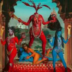 Vermelha Noir Instagram - 🩸 Chinnamasta 🩸 Es una diosa hindú que se representa desnuda auto-decapitada, normalmente en pie o sentada en una pareja divina copulando, sostiene su cabeza decapitada en una mano y una cimitarra en la otra. Tres chorros de sangre surgen de su cuello y son bebidos por la cabeza decapitada y dos asistentes. Es la diosa de las contradicciones. Simboliza ambos aspectos de Devi: la que da y la que quita la vida. Es considerada tanto un símbolo de autocontrol sexual como una personificación de la energía sexual, dependiendo de la interpretación. Representa la muerte, la temporalidad y la destrucción así como la vida, la inmortalidad y la recreación. Para este trabajo en colaboración con @dankografia y @jesusteayude cuento con la presencia de ellos mismos como la pareja copulando y a mi hijo @bendeck_bendeck y @lvbnagaia cómo las entidades a los lados de la diosa. . Fotografía y dirección C @dankografia @jesusteayude Dress & heels: La presi y Makeup, headpiece & styling: Vermelha Noir . 💄 PRODUCTOS 💄 ⚪Base : Labial Rojo MAC Cruella 👁️ Ojos y contour : @jeffreestarcosmetics ⚫Delineador y cejas @guerlain 🖤 Labios @naturalgirl ⬛ Enmarcado @bodypaintbykj . #fashion #drag #gay#art #makeup #lgbt #photograph #instagay #dragqueen #instadrag #dragrace#lgbtq #queen #dragmakeup #instagay #dragqueyensoyfinstagram #gayboy #dragqueenmakeup #fashion #fashiondesigner #makeupartist #style #art #localqueen #dragartist #red #secondhandclothing India : इंडिया