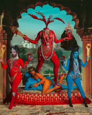 Vermelha Noir Instagram - 🩸 Chinnamasta 🩸
Es una diosa hindú que se representa desnuda auto-decapitada, normalmente en pie o sentada en una pareja divina copulando, sostiene su cabeza decapitada en una mano y una cimitarra en la otra. Tres chorros de sangre surgen de su cuello y son bebidos por la cabeza decapitada y dos asistentes.
Es la diosa de las contradicciones. Simboliza ambos aspectos de Devi: la que da y la que quita la vida. Es considerada tanto un símbolo de autocontrol sexual como una personificación de la energía sexual, dependiendo de la interpretación. Representa la muerte, la temporalidad y la destrucción así como la vida, la inmortalidad y la recreación. 

Para este trabajo en colaboración con @dankografia y @jesusteayude cuento con la presencia de ellos mismos como la pareja copulando y a mi hijo @bendeck_bendeck y @lvbnagaia cómo las entidades a los lados de la diosa.
.
Fotografía y dirección C
@dankografia @jesusteayude
Dress & heels: La presi y 
Makeup, headpiece & styling: Vermelha Noir
.
💄 PRODUCTOS 💄
⚪Base : Labial Rojo MAC Cruella
👁️ Ojos y contour : @jeffreestarcosmetics
⚫Delineador y cejas
@guerlain
🖤 Labios @naturalgirl
⬛ Enmarcado @bodypaintbykj
.
#fashion #drag #gay#art #makeup #lgbt #photograph #instagay #dragqueen #instadrag #dragrace#lgbtq #queen #dragmakeup #instagay #dragqueyensoyfinstagram #gayboy #dragqueenmakeup #fashion #fashiondesigner #makeupartist #style #art #localqueen #dragartist #red #secondhandclothing