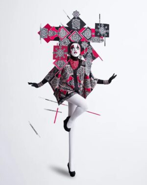 Vermelha Noir Instagram - ♦️Shimokita señorita ♦️
Look inspired by the @rinasonline 's song TOKYO TAKEOVER 

Back to basics... Solo cartoncito, pintura, ropita de paca y buen gusto di ayke 
.
Fotografía y dirección C 
@rrabmx
Dress & heels: La presi
Makeup, headpiece& styling: Vermelha Noir
.
💄 PRODUCTOS 💄
⚪Base : Corrector Blanco de Verónica
👁️ Ojos y contour : @jeffreestarcosmetics
⚫Delineador y cejas
 @guerlain
🖤 Labios @maccosmetics
⬛ Enmarcado @bodypaintbykj
.
#fashion #drag #gay#art #makeup #lgbt #photograph #instagay #dragqueen #instadrag #dragrace#lgbtq #queen #dragmakeup #instagay #dragqueyensoyfinstagram #gayboy #dragqueenmakeup #fashion #fashiondesigner  #makeupartist #style #art #localqueen #dragartist #red #secondhandclothing