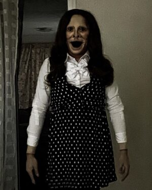 Vermelha Noir Instagram - 😀 Howdy!!! Seems that someone’s inside your house… I think it’s time to meet your new friend 😀

Look inspired by the recent trend of #uncannyvalley

En la estética, el valle inquietante —del inglés uncanny valley— es una hipótesis en el campo de la robótica y animación por computadora en 3D que afirma que cuando las réplicas antropomórficas se acercan en exceso a la apariencia y comportamiento de un ser humano real, causan una respuesta de rechazo entre los observadores humanos. El «valle» en cuestión es una inclinación en un gráfico propuesto, que mide la positividad de la reacción de las personas según el parecido humano del robot.

📸/Edit @alelujan.ren
#makeup & #styling /me

#analoguehorror #intruder
#dragqueen #dragqueenedit #dragmexicana #dragqueenmexico #dragmexicano #dragqueenart #localdrag #localqueen #mexicandragqueen #mexicandrag #dragqueenlife  #gaypride #queer #editorial  #lgbt #uncanny #valley #horror