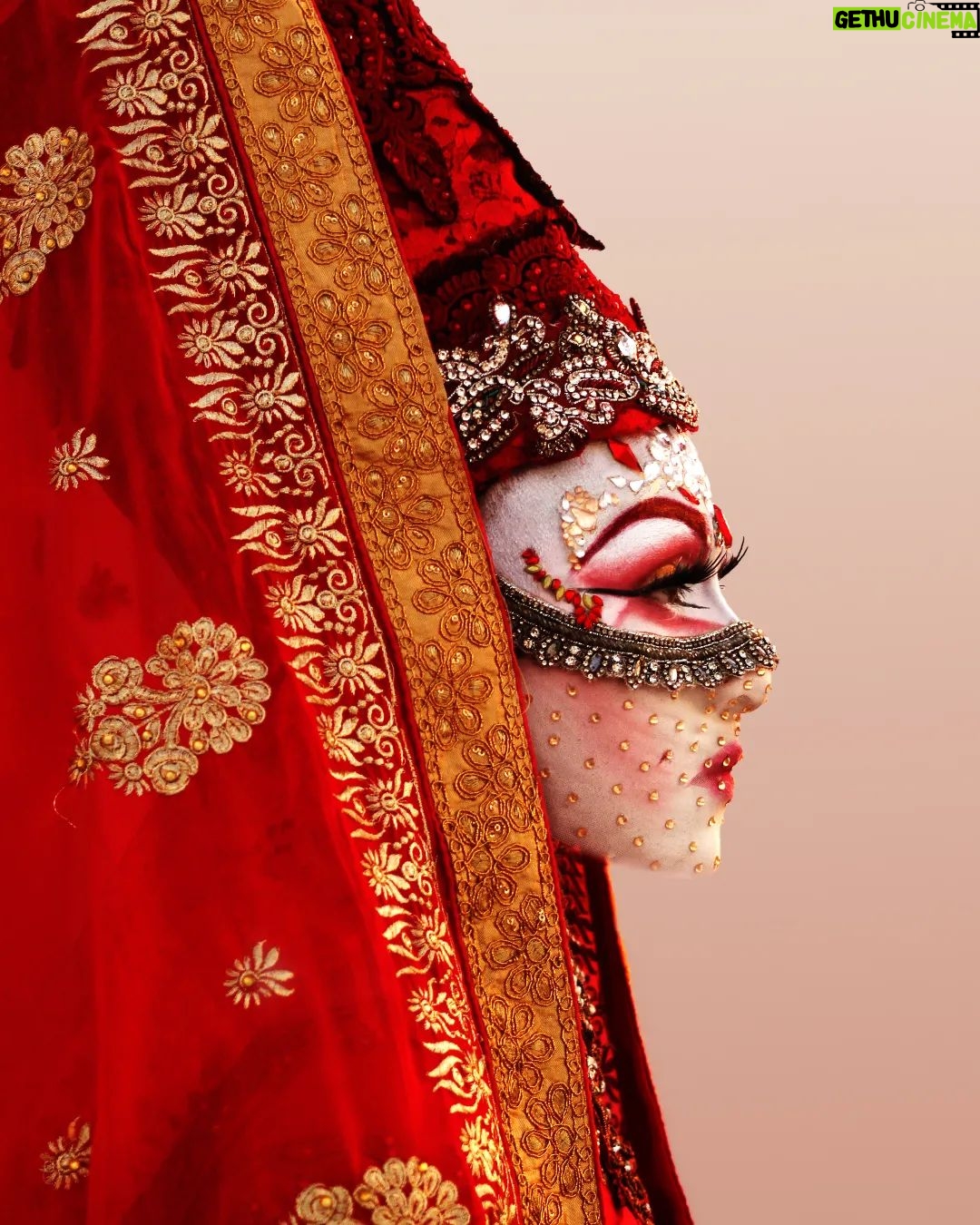 Vermelha Noir Instagram - 🔴 Dama roja viendo a la nada...🔴 Una remake del look anterior de la mano de mi bb @lujan_7513 para unas cositas que nunca se concretaron pero que aún así decidimos hacer fotitos uwu . 📸/#edit @alelujan.ren #makeup & #styling/ me 💄 PRODUCTOS 💄 ⚪Base : Corrector Blanco de Verónica 👁️ Ojos: Dorado de @bissucosmeticsmx 🔴⚫Delineadores Dorado @bodypaintbykj ⬜ Contour: @jeffreystarcosmetics . #dragqueen #drag #queen #dragméxico #dragartist #dragmakeup #dragqueenmexicana #dragqueenmexico #dragqueenofinstagram #mexicandrag #mexicandragqueen #eyemakeup #arab #eyeshadow #eyemakeupideas #veil #secondhandfashion #modasegundamano #redmakeup Querétaro Centro, Santiago de Querétaro