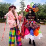 Vermelha Noir Instagram - ♥️Lele, que en otomí significa “bebé”, es originaria del municipio de Amealco, Querétaro, y fue nombrada Patrimonio Cultural del estado de Querétaro el 18 de abril de 2018. La muñeca se identifica por sus largas trenzas, corona de lazos de colores y su indumentaria tradicional, característica de sus creadoras que preservan su origen otomí, las cuales se expresan por medio de sus artesanías, gastronomía y festividades.❤️ Esta muñeca artesanal representa el esfuerzo de miles de mujeres artesanas mexicanas, ya que además de Querétaro, hoy en día también se elabora en entidades federativas como el Estado de México, Hidalgo y Veracruz En la comunidad de Amealco estás muñecas eran enterradas con los niños que morian para que los cuidaran al camino del más allá de malos espíritus de acuerdo a mi hermanito @purusiban quien representa en estas fotos a un Pancho y con quién estoy sumamente agradecida por estar siempre a mi lado. Está era mi visión original de mi look de Lele Espero les guste Mkp inspired by @isshehungry . Fotografía y dirección C @miguel_rea_g Asistente: @purusiban Vestuario: @emmanuelvictoriaatelier Tocado: @unicoxal Peinado: @uzotsuki / @midori_meeks Nail art: @jewelry___nails Joyería: @ghelguera Makeup & styling: Vermelha Noir . 💄 PRODUCTOS 💄 ⚪Base : Corrector carnita de Verónica 👁️ Ojos y contour : @jeffreestarcosmetics ⚫Delineador y cejas @guerlain 🖤 Labios @maccosmetics_mex ⬛ Enmarcado @bodypaintbykj . #fashion #drag #gay#art #makeup #lgbt #photograph #instagay #dragqueen #rpdr #rupauldragsrace #instadrag #dragrace#lgbtq #queen # #dragmakeup #instagay ##dragqueyensoyfinstagram #gayboy #dragqueenmakeup #fashion #fashiondesigner #makeupartist #style #art #localqueen #dragartist #queretaro Queretaro