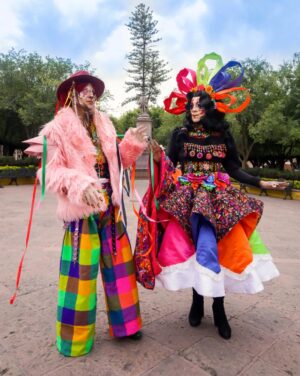 Vermelha Noir Instagram - ♥️Lele, que en otomí significa “bebé”, es originaria del municipio de Amealco, Querétaro, y fue nombrada Patrimonio Cultural del estado de Querétaro el 18 de abril de 2018. La muñeca se identifica por sus largas trenzas, corona de lazos de colores y su indumentaria tradicional, característica de sus creadoras que preservan su origen otomí, las cuales se expresan por medio de sus artesanías, gastronomía y festividades.❤️

Esta muñeca artesanal representa el esfuerzo de miles de mujeres artesanas mexicanas, ya que además de Querétaro, hoy en día también se elabora en entidades federativas como el Estado de México, Hidalgo y Veracruz

En la comunidad de Amealco estás muñecas eran enterradas con los niños que morian para que los cuidaran al camino del más allá de malos espíritus de acuerdo a mi hermanito @purusiban quien representa en estas fotos a un Pancho y con quién estoy sumamente agradecida por estar siempre a mi lado.

Está era mi visión original de mi look de Lele
Espero les guste 
Mkp inspired by @isshehungry
.
Fotografía y dirección C
@miguel_rea_g
Asistente: @purusiban
Vestuario: @emmanuelvictoriaatelier
Tocado: @unicoxal
Peinado: @uzotsuki / @midori_meeks
Nail art: @jewelry___nails
Joyería: @ghelguera
Makeup & styling: Vermelha Noir 

.
💄 PRODUCTOS 💄
⚪Base : Corrector carnita de Verónica
👁️ Ojos y contour : @jeffreestarcosmetics
⚫Delineador y cejas
@guerlain
🖤 Labios @maccosmetics_mex
⬛ Enmarcado @bodypaintbykj
.
#fashion #drag #gay#art #makeup #lgbt #photograph #instagay #dragqueen #rpdr #rupauldragsrace #instadrag #dragrace#lgbtq #queen # #dragmakeup #instagay ##dragqueyensoyfinstagram #gayboy #dragqueenmakeup #fashion #fashiondesigner #makeupartist #style #art #localqueen #dragartist #queretaro