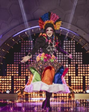 Vermelha Noir Instagram - ♥️Lele, que en otomí significa “bebé”, es originaria del municipio de Amealco, Querétaro, y fue nombrada Patrimonio Cultural del estado de Querétaro el 18 de abril de 2018. La muñeca se identifica por sus largas trenzas, corona de lazos de colores y su indumentaria tradicional, característica de sus creadoras que preservan su origen otomí, las cuales se expresan por medio de sus artesanías, gastronomía y festividades.❤️

Esta muñeca artesanal representa el esfuerzo de miles de mujeres artesanas mexicanas, ya que además de Querétaro, hoy en día también se elabora en entidades federativas como el Estado de México, Hidalgo y Veracruz

Está era mi visión original de mi look de Lele
Espero les guste 
Mkp inspired by @isshehungry
.
Fotografía y dirección C
@miguel_rea_g
Asistente: @purusiban
Vestuario: @emmanuelvictoriaatelier
Tocado: @unicoxal
Peinado: @uzotsuki / @midori_meeks
Nail art: @jewelry___nails
Joyería: @ghelguera
Makeup & styling: Vermelha Noir 

.
💄 PRODUCTOS 💄
⚪Base : Corrector carnita de Verónica
👁️ Ojos y contour : @jeffreestarcosmetics
⚫Delineador y cejas
@guerlain
🖤 Labios @maccosmetics_mex
⬛ Enmarcado @bodypaintbykj
.
#fashion #drag #gay#art #makeup #lgbt #photograph #instagay #dragqueen #rpdr #rupauldragsrace #instadrag #dragrace#lgbtq #queen # #dragmakeup #instagay ##dragqueyensoyfinstagram #gayboy #dragqueenmakeup #fashion #fashiondesigner #makeupartist #style #art #localqueen #dragartist #queretaro