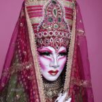 Vermelha Noir Instagram - 🕌Chegueeeeiiii Una queretana de mundo para el mundo... VERRRRRRRRRRRRMELHA NOIIIIIIR (grita en Vermelhiano)🕌 Llegamos al werkroom bbs Y que mejor manera que con un look que no puede faltar en mi drag, hecho por una de mis tías y un tocado de alto impacto de @gonzaaloyola y obvi con accesorios de la mano de @jewelry___nails This is the beginning of the rest of your life 💕 . Fotografía y dirección C @cuervo.81 Apoyo: @pixie.pixie_ Vestuario: Inés Ávalos Tocado: @gonzaaloyola Nail art: @jewelry___nails Joyería: @india_gift_cdmx Makeup & styling: Vermelha Noir . 💄 PRODUCTOS 💄 ⚪Base : Corrector blanco de Verónica 👁️ Ojos y contour : @jeffreestarcosmetics ⚫Delineador: Italia 🖤 Labios @sephoramx ⬛ Enmarcado @bodypaintbykj . #fashion #drag #gay#art #makeup #lgbt #photograph #instagay #dragqueen #rpdr #rupauldragsrace #instadrag #dragrace#lgbtq #queen # #dragmakeup #instagay ##dragqueyensoyfinstagram #gayboy #dragqueenmakeup #fashion #fashiondesigner #makeupartist #style #art #localqueen #dragartist Queretaro