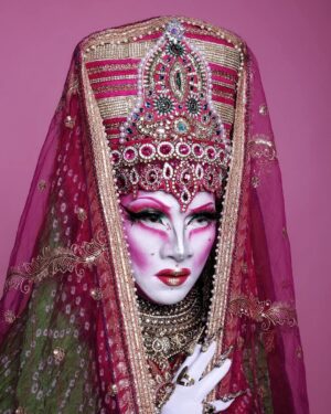 Vermelha Noir Instagram - 🕌Chegueeeeiiii
Una queretana de mundo para el mundo... VERRRRRRRRRRRRMELHA NOIIIIIIR (grita en Vermelhiano)🕌

Llegamos al werkroom bbs
Y que mejor manera que con un look que no puede faltar en mi drag, hecho por una de mis tías y un tocado de alto impacto de @gonzaaloyola y obvi con accesorios de la mano de @jewelry___nails 

This is the beginning of the rest of your life 💕 
.
Fotografía y dirección C
@cuervo.81
Apoyo: @pixie.pixie_
Vestuario: Inés Ávalos 
Tocado: @gonzaaloyola
Nail art: @jewelry___nails
Joyería: @india_gift_cdmx
Makeup & styling: Vermelha Noir 

.
💄 PRODUCTOS 💄
⚪Base : Corrector blanco de Verónica
👁️ Ojos y contour : @jeffreestarcosmetics
⚫Delineador: Italia
🖤 Labios @sephoramx
⬛ Enmarcado @bodypaintbykj
.
#fashion #drag #gay#art #makeup #lgbt #photograph #instagay #dragqueen #rpdr #rupauldragsrace #instadrag #dragrace#lgbtq #queen # #dragmakeup #instagay ##dragqueyensoyfinstagram #gayboy #dragqueenmakeup #fashion #fashiondesigner #makeupartist #style #art #localqueen #dragartist