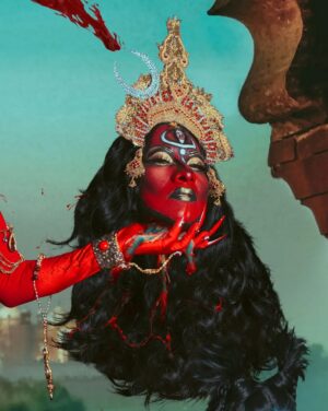 Vermelha Noir Instagram - 🩸 Chinnamasta 🩸
Es una diosa hindú que se representa desnuda auto-decapitada, normalmente en pie o sentada en una pareja divina copulando, sostiene su cabeza decapitada en una mano y una cimitarra en la otra. Tres chorros de sangre surgen de su cuello y son bebidos por la cabeza decapitada y dos asistentes.
Es la diosa de las contradicciones. Simboliza ambos aspectos de Devi: la que da y la que quita la vida. Es considerada tanto un símbolo de autocontrol sexual como una personificación de la energía sexual, dependiendo de la interpretación. Representa la muerte, la temporalidad y la destrucción así como la vida, la inmortalidad y la recreación. 

Para este trabajo en colaboración con @dankografia y @jesusteayude cuento con la presencia de ellos mismos como la pareja copulando y a mi hijo @bendeck_bendeck y @lvbnagaia cómo las entidades a los lados de la diosa.
.
Fotografía y dirección C
@dankografia @jesusteayude
Dress & heels: La presi y 
Makeup, headpiece & styling: Vermelha Noir
.
💄 PRODUCTOS 💄
⚪Base : Labial Rojo MAC Cruella
👁️ Ojos y contour : @jeffreestarcosmetics
⚫Delineador y cejas
@guerlain
🖤 Labios @naturalgirl
⬛ Enmarcado @bodypaintbykj
.
#fashion #drag #gay#art #makeup #lgbt #photograph #instagay #dragqueen #instadrag #dragrace#lgbtq #queen #dragmakeup #instagay #dragqueyensoyfinstagram #gayboy #dragqueenmakeup #fashion #fashiondesigner #makeupartist #style #art #localqueen #dragartist #red #secondhandclothing