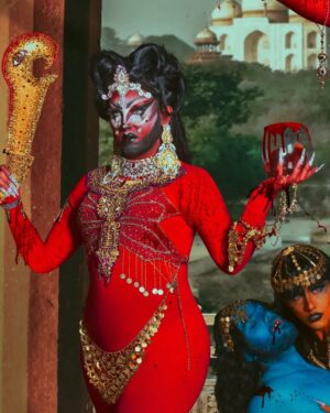 Vermelha Noir Instagram - 🩸 Chinnamasta 🩸
Es una diosa hindú que se representa desnuda auto-decapitada, normalmente en pie o sentada en una pareja divina copulando, sostiene su cabeza decapitada en una mano y una cimitarra en la otra. Tres chorros de sangre surgen de su cuello y son bebidos por la cabeza decapitada y dos asistentes.
Es la diosa de las contradicciones. Simboliza ambos aspectos de Devi: la que da y la que quita la vida. Es considerada tanto un símbolo de autocontrol sexual como una personificación de la energía sexual, dependiendo de la interpretación. Representa la muerte, la temporalidad y la destrucción así como la vida, la inmortalidad y la recreación. 

Para este trabajo en colaboración con @dankografia y @jesusteayude cuento con la presencia de ellos mismos como la pareja copulando y a mi hijo @bendeck_bendeck y @lvbnagaia cómo las entidades a los lados de la diosa.
.
Fotografía y dirección C
@dankografia @jesusteayude
Dress & heels: La presi y 
Makeup, headpiece & styling: Vermelha Noir
.
💄 PRODUCTOS 💄
⚪Base : Labial Rojo MAC Cruella
👁️ Ojos y contour : @jeffreestarcosmetics
⚫Delineador y cejas
@guerlain
🖤 Labios @naturalgirl
⬛ Enmarcado @bodypaintbykj
.
#fashion #drag #gay#art #makeup #lgbt #photograph #instagay #dragqueen #instadrag #dragrace#lgbtq #queen #dragmakeup #instagay #dragqueyensoyfinstagram #gayboy #dragqueenmakeup #fashion #fashiondesigner #makeupartist #style #art #localqueen #dragartist #red #secondhandclothing