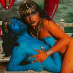Vermelha Noir Instagram - 🩸 Chinnamasta 🩸 Es una diosa hindú que se representa desnuda auto-decapitada, normalmente en pie o sentada en una pareja divina copulando, sostiene su cabeza decapitada en una mano y una cimitarra en la otra. Tres chorros de sangre surgen de su cuello y son bebidos por la cabeza decapitada y dos asistentes. Es la diosa de las contradicciones. Simboliza ambos aspectos de Devi: la que da y la que quita la vida. Es considerada tanto un símbolo de autocontrol sexual como una personificación de la energía sexual, dependiendo de la interpretación. Representa la muerte, la temporalidad y la destrucción así como la vida, la inmortalidad y la recreación. Para este trabajo en colaboración con @dankografia y @jesusteayude cuento con la presencia de ellos mismos como la pareja copulando y a mi hijo @bendeck_bendeck y @lvbnagaia cómo las entidades a los lados de la diosa. . Fotografía y dirección C @dankografia @jesusteayude Dress & heels: La presi y Makeup, headpiece & styling: Vermelha Noir . 💄 PRODUCTOS 💄 ⚪Base : Labial Rojo MAC Cruella 👁️ Ojos y contour : @jeffreestarcosmetics ⚫Delineador y cejas @guerlain 🖤 Labios @naturalgirl ⬛ Enmarcado @bodypaintbykj . #fashion #drag #gay#art #makeup #lgbt #photograph #instagay #dragqueen #instadrag #dragrace#lgbtq #queen #dragmakeup #instagay #dragqueyensoyfinstagram #gayboy #dragqueenmakeup #fashion #fashiondesigner #makeupartist #style #art #localqueen #dragartist #red #secondhandclothing India : इंडिया
