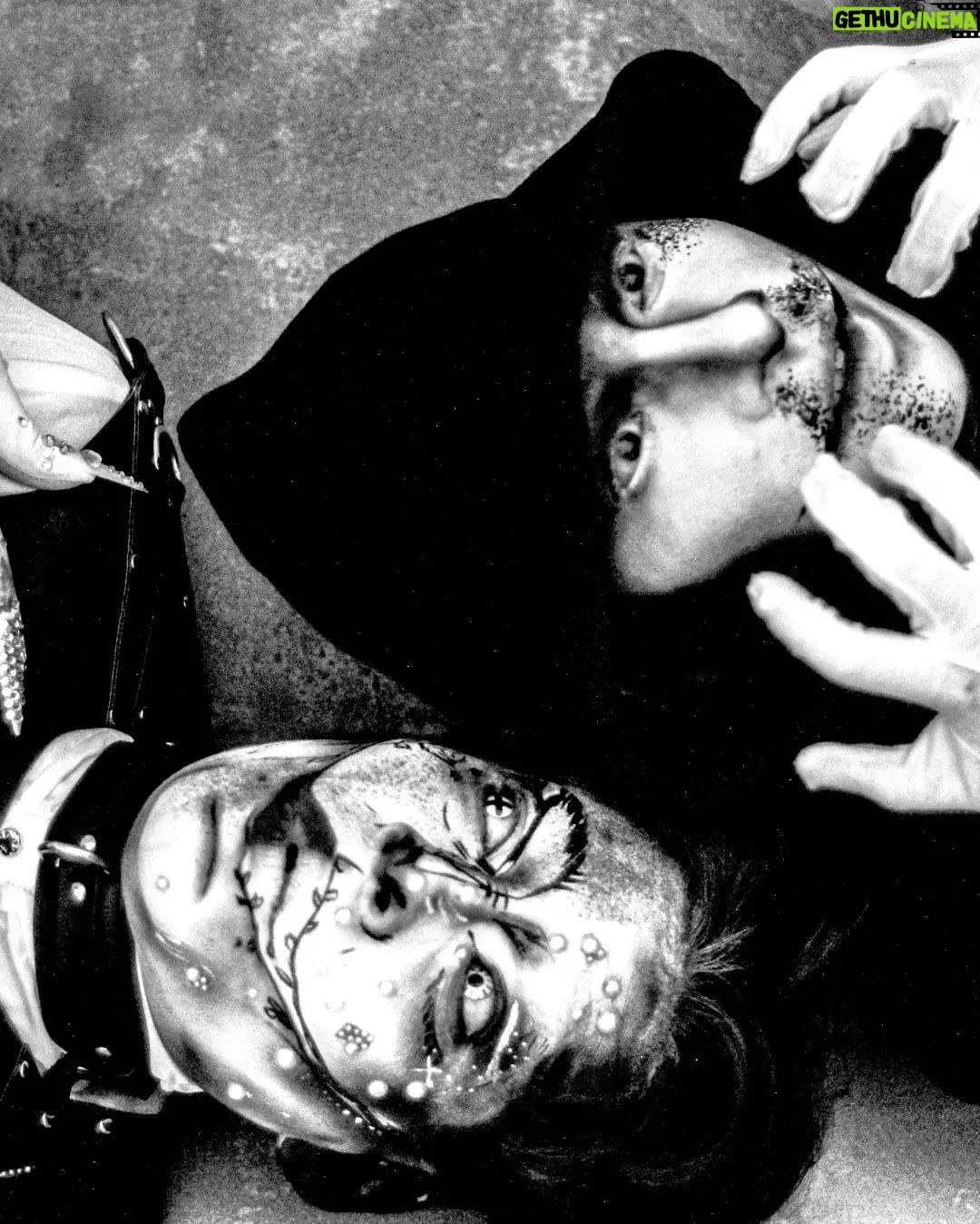 Vermelha Noir Instagram - ⬛ Alternates ⬛ . Está ocasión compartimos sesión con un ser increíble con un talento y concepto como muy pocos @purustaliban, vayan y sigan su trabajo pues a mis ojos es un king cómo ninguno y una persona muy hermosa . Looks inspired by @alexxkister Mandela Catalogue. 📸/Edit @alelujan.ren #makeup & #styling /me & @purustaliban #themandelacatalogue #mandelacatalogue #angelgabriel #gabriel #analoguehorror #mandelacounty #alternate #intruder #dragqueen #dragqueenedit #dragmexicana #dragqueenmexico #dragmexicano #dragqueenart #localdrag #localqueen #mexicandragqueen #mexicandrag #dragqueenlife #lamasdraga #gaypride #queer #king #editorial #lgbt