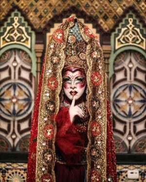 Vermelha Noir Instagram - 🛑The color of the pomegranates 🛑

Sesión realizada gracias al apoyo de @alelujan.ren @mikebimr @lacasadelamarquesahotel 

Fotografía y dirección C @maneoseafufus 
Vestuario: @emmanuelvictoriaatelier
Peinado @wigsbydavis 
Nail art: @jewelry___nails
Joyería:@emmanuelvictoriaatelier
Makeup & styling: Vermelha Noir

💄 PRODUCTOS
⚪Base : Corrector blanco de Verónica
♥️Contorno: @maccosmetics_mex 👁️ Ojos y contour : @jeffreestarcosmetics ⚫Delineador y cejas @guerlain

#fashion #drag #gay#art #makeup #lgbt #photograph #instagay #dragqueen #rpdr #rupauldragsrace #instadrag #dragrace#lgbtq #queen # #dragmakeup #instagay ##dragqueyensoyfinstagram #gayboy #dragqueenmakeup #fashion #fashiondesigner #makeupartist #style #art #localqueen #dragartist #coral #salmon #drmx #dragracemexico