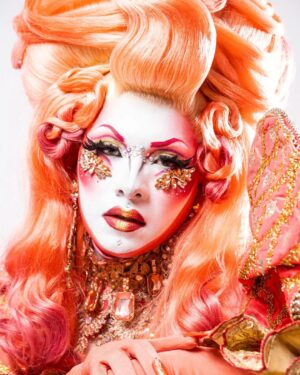 Vermelha Noir Instagram - 🕌 Alabina 🕌

Look para la reunión de @dragracemexico con la remasterización de peluca 🤭

 Fotografía y dirección C @el_gallo_de_oriente 
Vestuario: @emmanuelvictoriaatelier
 Peinado @astrid.the.kween 
Nail art: @jewelry___nails 
Joyería: @ghelguera y @emmanuelvictoriaatelier 
Makeup & styling: Vermelha Noir
 Shoes @seven.and.co.studio .

 💄 PRODUCTOS 
⚪Base : Corrector blanco de Verónica 
♥️Contorno: @maccosmetics_mex 👁️ Ojos y contour : @jeffreestarcosmetics ⚫Delineador y cejas @guerlain

 #fashion #drag #gay#art #makeup #lgbt #photograph #instagay #dragqueen #rpdr #rupauldragsrace #instadrag #dragrace#lgbtq #queen # #dragmakeup #instagay ##dragqueyensoyfinstagram #gayboy #dragqueenmakeup #fashion #fashiondesigner #makeupartist #style #art #localqueen #dragartist #coral #salmon #drmx #dragracemexico