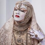 Vermelha Noir Instagram - الاستشراق الجديد Esta foto es de hace algunos ayeres por parte de un proyecto que busca recaudar registro actual de todxs lxs drags que se encuentran en este país @labibliadrag de la mano de mi precioso @adrianandresmx y con unas fotos de un amigo muy talentoso @dannra. Es un look inspirado en uno de los temas que más me fascinan a nivel estético como lo son las novias de Pakistán, meramente por los textiles y ornamentación que ellas portan que se asemejan mucho con India, al ser parte en el pasado Pakistán de India hasta su separación, pero de alguna forma guardando similitudes culturales, entre ellas los textiles. Look realizado con ropa encontrada en la paca de los presidentes, bazares de jardines de la Hacienda, San Miguel de Allende, y joyería tanto hecha por mí como de India. . 📸/#edit @dannra #makeup & #styling/ me #xtraedit @maneoseafufus 💅🏻 @jewelry___nails Necklace @indiatownstore / Velo @telasfinas_venezzia . 💄 PRODUCTOS 💄 ⚪Base : Corrector Blanco de Verónica 👄@beautycreations 👁️ Ojos: Sombra dorada de @bissucosmeticsmx Enmarcado @bodypaintbykj Negro Italia Cosméticos ⬜ Contour: @jeffreystarcosmetics . #dragqueen #drag #queen #dragméxico #dragartist #dragmakeup #dragqueenmexicana #dragqueenmexico #dragqueenofinstagram #mexicandrag #mexicandragqueen #eyemakeup #arab #eyeshadow #eyemakeupideas #veil #secondhandfashion #modasegundamano #redmakeup #orientalisme #arab #911 Pakistan