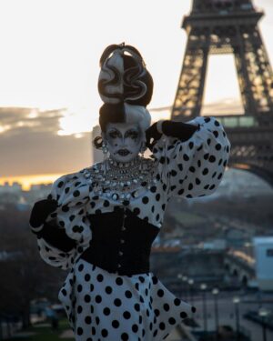 Vermelha Noir Instagram - 🇫🇷 C’est impossible de ne pas tomber amoureux de Paris 🇫🇷

Una experiencia bella gracias a @picnic_paris por hacer estas fotos increíbles 🖤

Este año regresamos a Paris y otros lugares de Europa con ADVENTOUR travel uwu 19 dias en tour, vuelos, hospedaje y desayunos incluidos.
Mándame DM si te interesa UwU o para mayores informes al 
.
 Fotografía y dirección C @picnic_paris 
Wig @isaacklira 
Accesorios @ghelguera 
Vestuario: @yosoyhasen 
Makeup & styling: Vermelha
.
 💄 PRODUCTOS 

🔴Base: Blanco de Verónica 
🖤Sombras: Cremated from @jeffreestarcosmetics 
⚫Delineador y cejas @natural_girl_oficial 

 #fashion #drag #gay#art #makeup #lgbt #photograph #instagay #dragqueen #rpdr #rupauldragsrace #instadrag #dragrace#lgbtq #queen # #dragmakeup #instagay ##dragqueyensoyfinstagram #gayboy #dragqueenmakeup #fashion #fashiondesigner #makeupartist #style #art #localqueen #dragartist #drmx #parisien #france