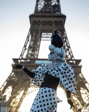 Vermelha Noir Instagram - 🇫🇷 C’est impossible de ne pas tomber amoureux de Paris 🇫🇷

Una experiencia bella gracias a @picnic_paris por hacer estas fotos increíbles 🖤

Este año regresamos a Paris y otros lugares de Europa con ADVENTOUR travel uwu 19 dias en tour, vuelos, hospedaje y desayunos incluidos.
Mándame DM si te interesa UwU o para mayores informes al 
.
 Fotografía y dirección C @picnic_paris 
Wig @isaacklira 
Accesorios @ghelguera 
Vestuario: @yosoyhasen 
Makeup & styling: Vermelha
.
 💄 PRODUCTOS 

🔴Base: Blanco de Verónica 
🖤Sombras: Cremated from @jeffreestarcosmetics 
⚫Delineador y cejas @natural_girl_oficial 

 #fashion #drag #gay#art #makeup #lgbt #photograph #instagay #dragqueen #rpdr #rupauldragsrace #instadrag #dragrace#lgbtq #queen # #dragmakeup #instagay ##dragqueyensoyfinstagram #gayboy #dragqueenmakeup #fashion #fashiondesigner #makeupartist #style #art #localqueen #dragartist #drmx #parisien #france