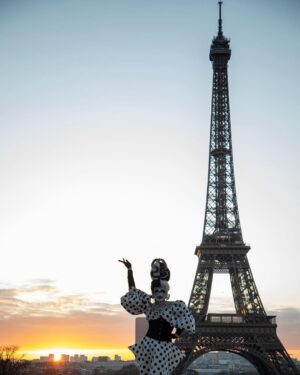 Vermelha Noir Instagram - 🇫🇷 C’est impossible de ne pas tomber amoureux de Paris 🇫🇷

Una experiencia bella gracias a @picnic_paris por hacer estas fotos increíbles 🖤

Este año regresamos a Paris y otros lugares de Europa con ADVENTOUR travel uwu 19 dias en tour, vuelos, hospedaje y desayunos incluidos.
Mándame DM si te interesa UwU o para mayores informes al 
.
 Fotografía y dirección C @picnic_paris 
Wig @isaacklira 
Accesorios @ghelguera 
Vestuario: @yosoyhasen 
Makeup & styling: Vermelha
.
 💄 PRODUCTOS 

🔴Base: Blanco de Verónica 
🖤Sombras: Cremated from @jeffreestarcosmetics 
⚫Delineador y cejas @natural_girl_oficial 

 #fashion #drag #gay#art #makeup #lgbt #photograph #instagay #dragqueen #rpdr #rupauldragsrace #instadrag #dragrace#lgbtq #queen # #dragmakeup #instagay ##dragqueyensoyfinstagram #gayboy #dragqueenmakeup #fashion #fashiondesigner #makeupartist #style #art #localqueen #dragartist #drmx #parisien #france