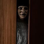 Vermelha Noir Instagram – 😀 I’m happy to see you with the lights on… Much better than watching you from the closet all night long 😀
Look inspired by the recent trend of #uncannyvalley
En la estética, el valle inquietante —del inglés uncanny valley— es una hipótesis en el campo de la robótica y animación por computadora en 3D que afirma que cuando las réplicas antropomórficas se acercan en exceso a la apariencia y comportamiento de un ser humano real, causan una respuesta de rechazo entre los observadores humanos. El «valle» en cuestión es una inclinación en un gráfico propuesto, que mide la positividad de la reacción de las personas según el parecido humano del robot.
📸/Edit @alelujan.ren
#makeup & #styling /me
#analoguehorror #intruder
#dragqueen #dragqueenedit #dragmexicana #dragqueenmexico #dragmexicano #dragqueenart #localdrag #localqueen #mexicandragqueen #mexicandrag #dragqueenlife #gaypride #queer #editorial #lgbt #uncanny #valley #horror Home Sweet Home