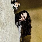 Vermelha Noir Instagram – 😀 Howdy!!! Seems that someone’s inside your house… I think it’s time to meet your new friend 😀

Look inspired by the recent trend of #uncannyvalley

En la estética, el valle inquietante —del inglés uncanny valley— es una hipótesis en el campo de la robótica y animación por computadora en 3D que afirma que cuando las réplicas antropomórficas se acercan en exceso a la apariencia y comportamiento de un ser humano real, causan una respuesta de rechazo entre los observadores humanos. El «valle» en cuestión es una inclinación en un gráfico propuesto, que mide la positividad de la reacción de las personas según el parecido humano del robot.

📸/Edit @alelujan.ren
#makeup & #styling /me

#analoguehorror #intruder
#dragqueen #dragqueenedit #dragmexicana #dragqueenmexico #dragmexicano #dragqueenart #localdrag #localqueen #mexicandragqueen #mexicandrag #dragqueenlife  #gaypride #queer #editorial  #lgbt #uncanny #valley #horror Safe at Home
