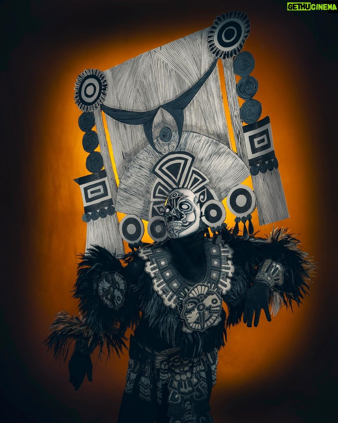 Vermelha Noir Instagram - 💀 En el antiguo panteón mexica, Mictlantecuhtli fue ampliamente venerado como el dios al que todos los seres vivos habrían de enfrentarse «cara a cara». Su reino, el Mictlán, acogía «a todos los humanos que mueren de forma natural», según documenta la Universidad Nacional Autónoma de México (UNAM). 💀 Llevo años queriendo hacer una representación de uno de los dioses favoritos de una civilización parte de LA CULTURA DE NUESTRO PAÍS Esta representación fue parte de una conferencia para Atlantic Institute donde se habló de la historia y antecedentes del drag en México y de la presencia de personas LGBTTTIQ+ en nuestros pueblos originarios. Gracias @jordi.luke por poderme permitir conectar con esta parte de mi cultura y poder mostrarlo a personxs extranjerxs y darles una probadita no solo del drag, si no también de nuestras tradiciones y costumbres. . Fotografía y dirección C @chiaroscuro_mexico Makeup, headpiece & styling: Vermelha Asistente de vestuario @yanethta . 💄 PRODUCTOS 🔴Base: Blanco de Verónica 🖤Sombras: Cremated and Blood Sugar from @jeffreestarcosmetics ⚫Delineador y cejas @natural_girl_oficial @bodypaintbykj #fashion #drag #gay#art #makeup #lgbt #photograph #instagay #dragqueen #rpdr #rupauldragsrace #instadrag #dragrace#lgbtq #queen # #dragmakeup #instagay ##dragqueyensoyfinstagram #gayboy #dragqueenmakeup #fashion #fashiondesigner #makeupartist #style #art #localqueen #dragartist #drmx #diademuertos Tenochtitlán