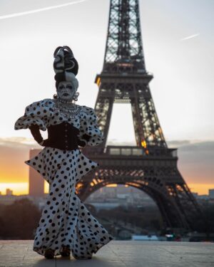 Vermelha Noir Instagram - 🇫🇷 C’est impossible de ne pas tomber amoureux de Paris 🇫🇷

Una experiencia bella gracias a @picnic_paris por hacer estas fotos increíbles 🖤

Este año regresamos a Paris y otros lugares de Europa con ADVENTOUR travel uwu 19 dias en tour, vuelos, hospedaje y desayunos incluidos.
Mándame DM si te interesa UwU o para mayores informes al 
.
 Fotografía y dirección C @picnic_paris 
Wig @isaacklira 
Accesorios @ghelguera 
Vestuario: @yosoyhasen 
Makeup & styling: Vermelha
.
 💄 PRODUCTOS 

🔴Base: Blanco de Verónica 
🖤Sombras: Cremated from @jeffreestarcosmetics 
⚫Delineador y cejas @natural_girl_oficial 

 #fashion #drag #gay#art #makeup #lgbt #photograph #instagay #dragqueen #rpdr #rupauldragsrace #instadrag #dragrace#lgbtq #queen # #dragmakeup #instagay ##dragqueyensoyfinstagram #gayboy #dragqueenmakeup #fashion #fashiondesigner #makeupartist #style #art #localqueen #dragartist #drmx #parisien #france