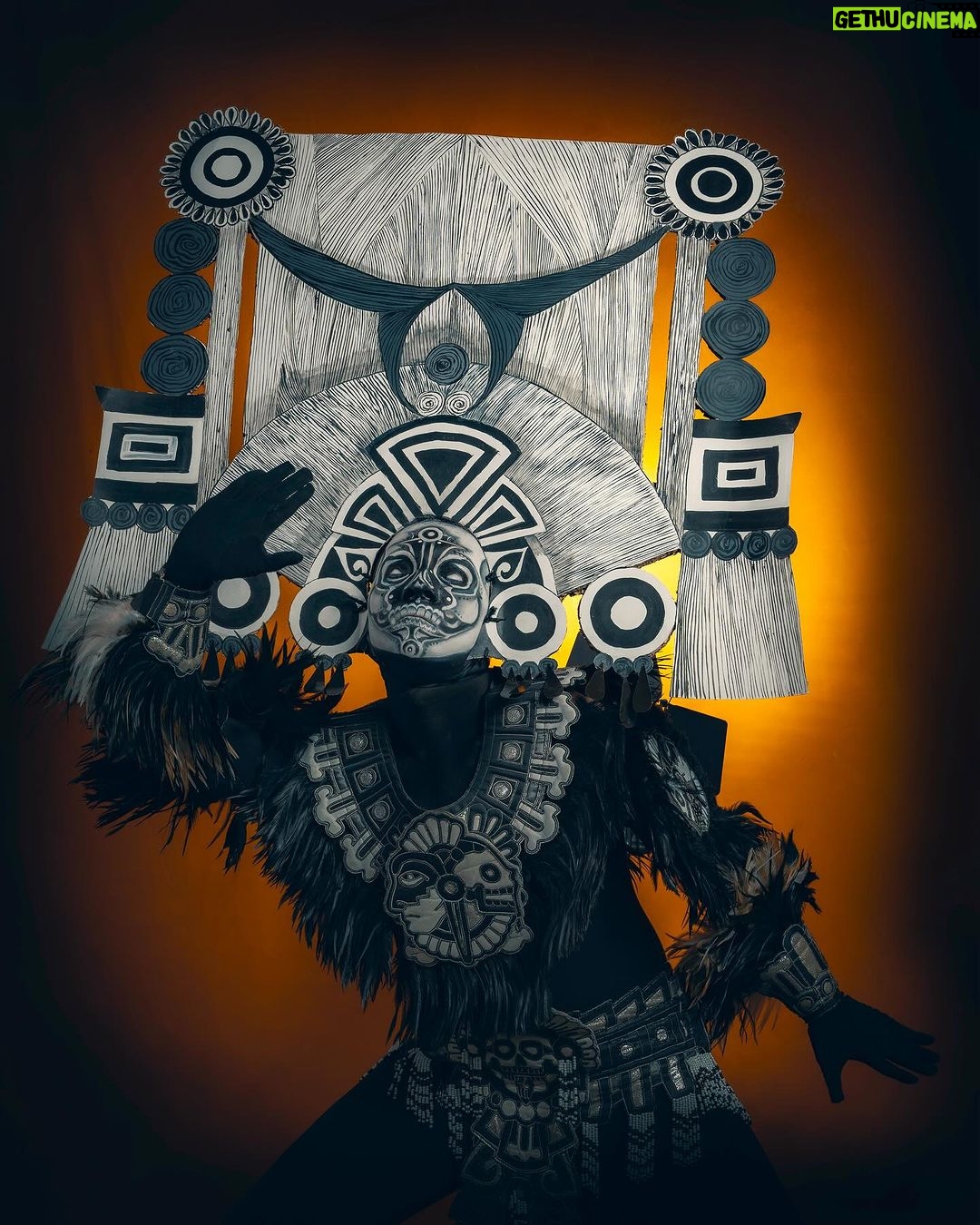Vermelha Noir Instagram - 💀 En el antiguo panteón mexica, Mictlantecuhtli fue ampliamente venerado como el dios al que todos los seres vivos habrían de enfrentarse «cara a cara». Su reino, el Mictlán, acogía «a todos los humanos que mueren de forma natural», según documenta la Universidad Nacional Autónoma de México (UNAM). 💀 Llevo años queriendo hacer una representación de uno de los dioses favoritos de una civilización parte de LA CULTURA DE NUESTRO PAÍS Esta representación fue parte de una conferencia para Atlantic Institute donde se habló de la historia y antecedentes del drag en México y de la presencia de personas LGBTTTIQ+ en nuestros pueblos originarios. Gracias @jordi.luke por poderme permitir conectar con esta parte de mi cultura y poder mostrarlo a personxs extranjerxs y darles una probadita no solo del drag, si no también de nuestras tradiciones y costumbres. . Fotografía y dirección C @chiaroscuro_mexico Makeup, headpiece & styling: Vermelha Asistente de vestuario @yanethta . 💄 PRODUCTOS 🔴Base: Blanco de Verónica 🖤Sombras: Cremated and Blood Sugar from @jeffreestarcosmetics ⚫Delineador y cejas @natural_girl_oficial @bodypaintbykj #fashion #drag #gay#art #makeup #lgbt #photograph #instagay #dragqueen #rpdr #rupauldragsrace #instadrag #dragrace#lgbtq #queen # #dragmakeup #instagay ##dragqueyensoyfinstagram #gayboy #dragqueenmakeup #fashion #fashiondesigner #makeupartist #style #art #localqueen #dragartist #drmx #diademuertos Tenochtitlán